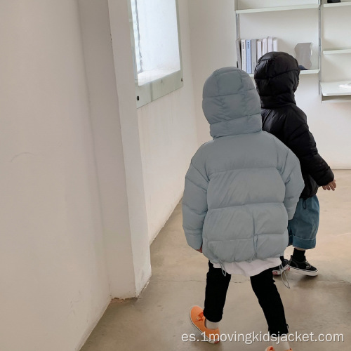 La nueva chaqueta de plumas colorida para niños es duradera